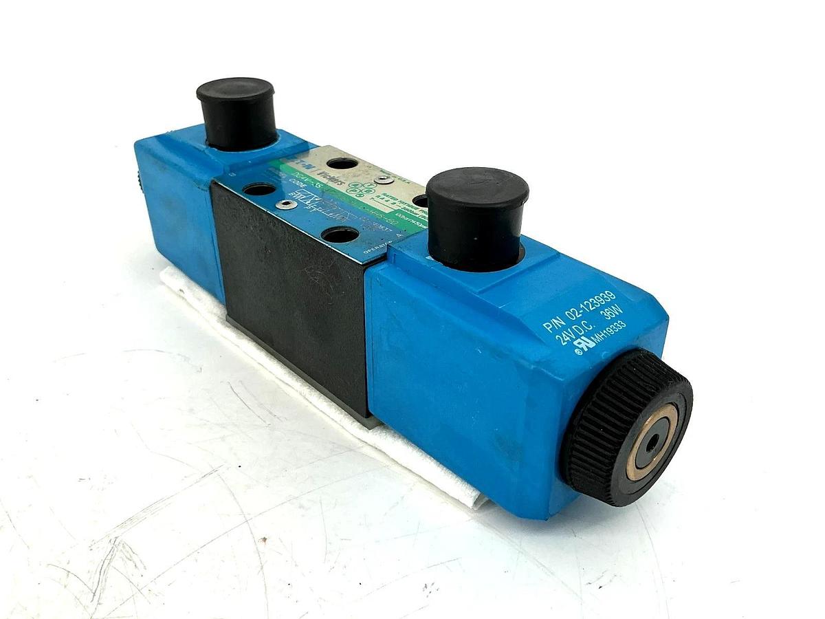 New Vickers DG4V-3S-2C208-M-U-HH5-60 Hydraulic Valve 24VDC 02-140637 - No Box