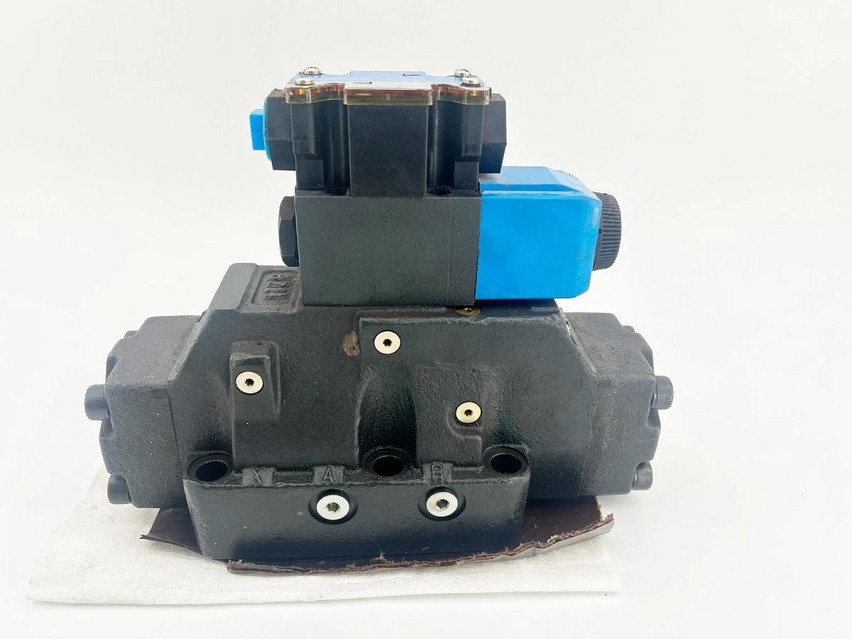 New Eaton DG5V-8-H-2A-M-FW-B-10 Directional Control Valve 02-325842 - No Box
