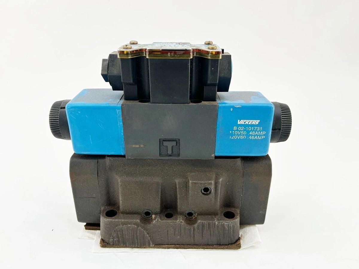 Used Vickers DG5S4-046C-T-M-FW-B5-60 Hydraulic Valve 3000PSI .48A 110/120V