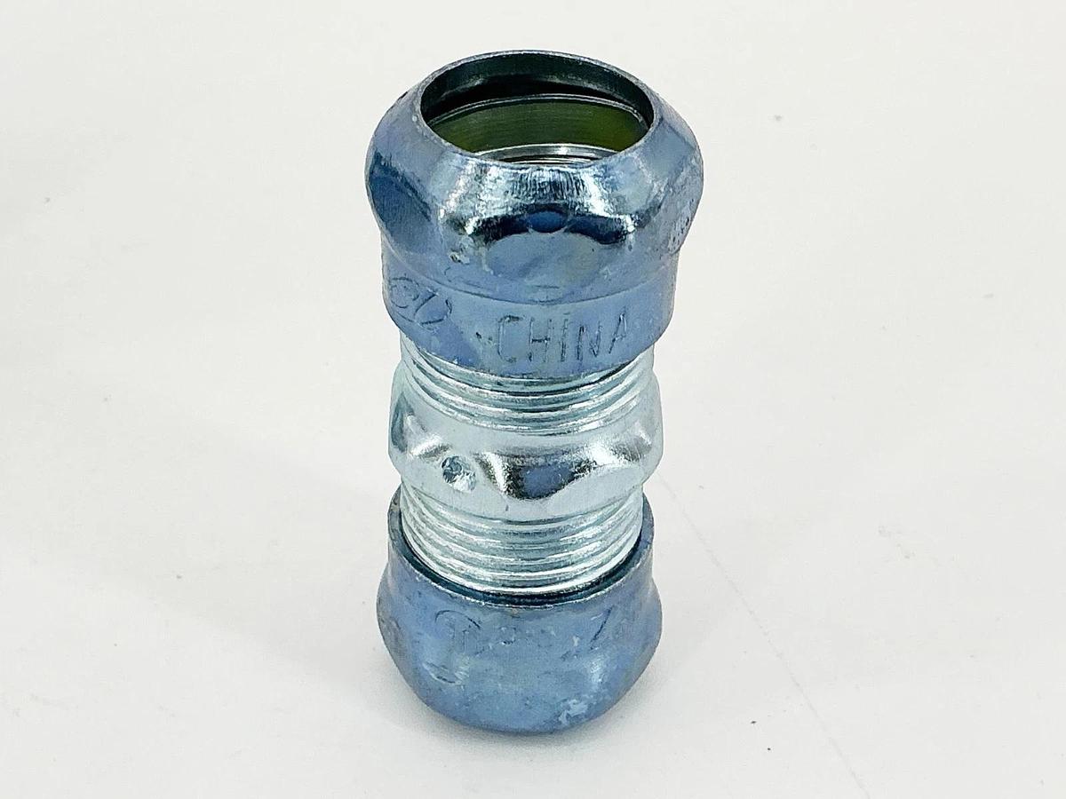 New Lot of 17 Arlington 830RT Compression Coupling-EMT 1.2" Rain Right