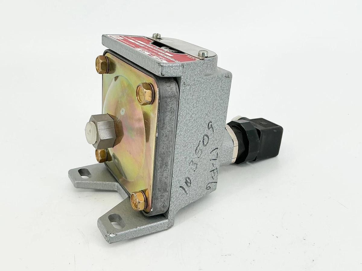 New Barksdale CD1H-GM80SS-ST4 Pressure Switch 11Bar 24VDC - No Box