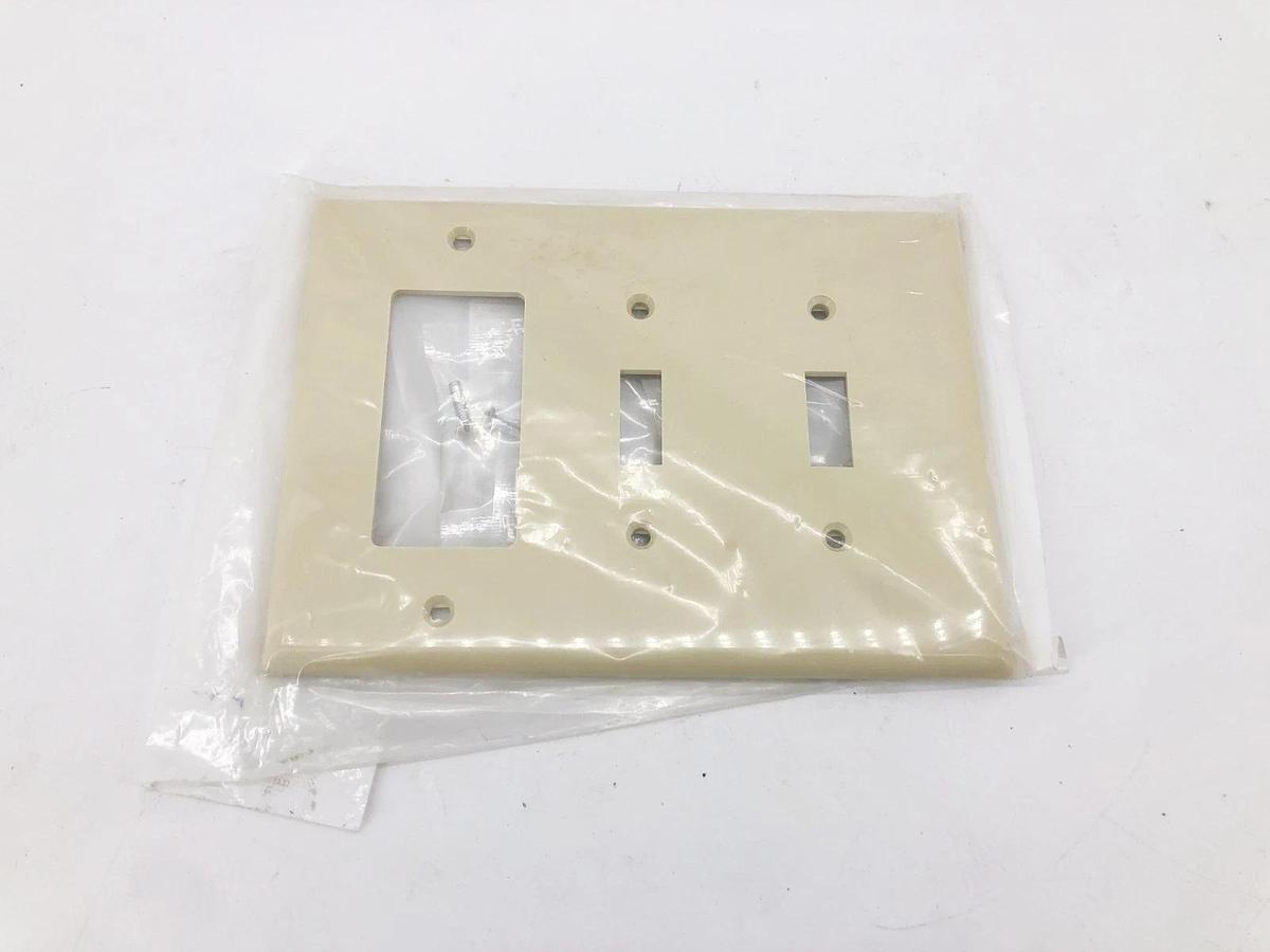 Lot of 5 New Leviton PJ226-I Ivory 3-Gang Midway Decora/Toggle Wall Plates