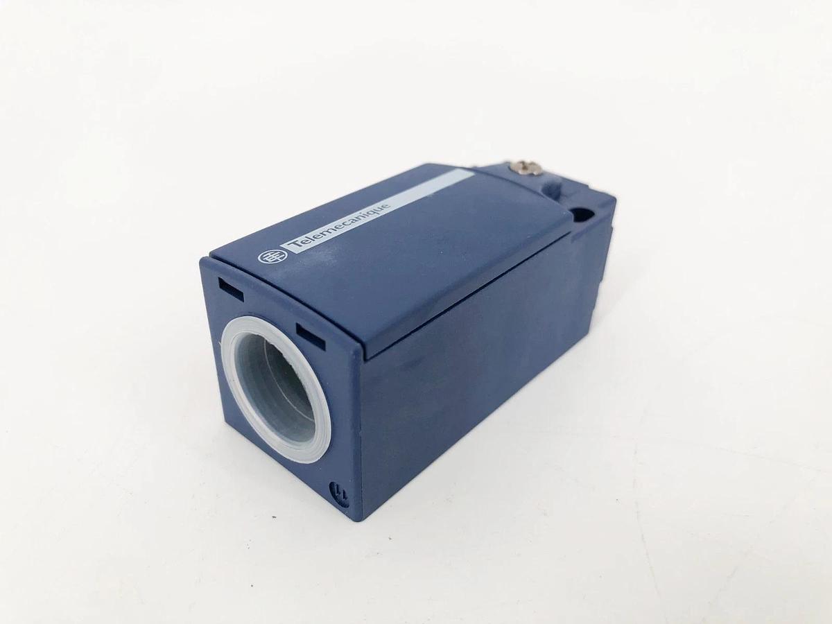 New Telemecanique XCKN2110G11 Limit Switch AC-15 240V 3A Ith: 10A - No Box