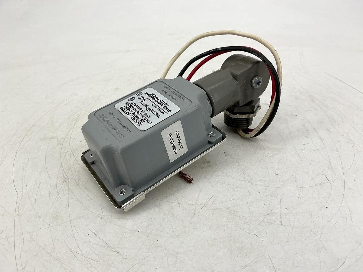 New Fisher Pierce SFT168 Nightlighter Outdoor Lighting Controls 277VAC 50/60HZ