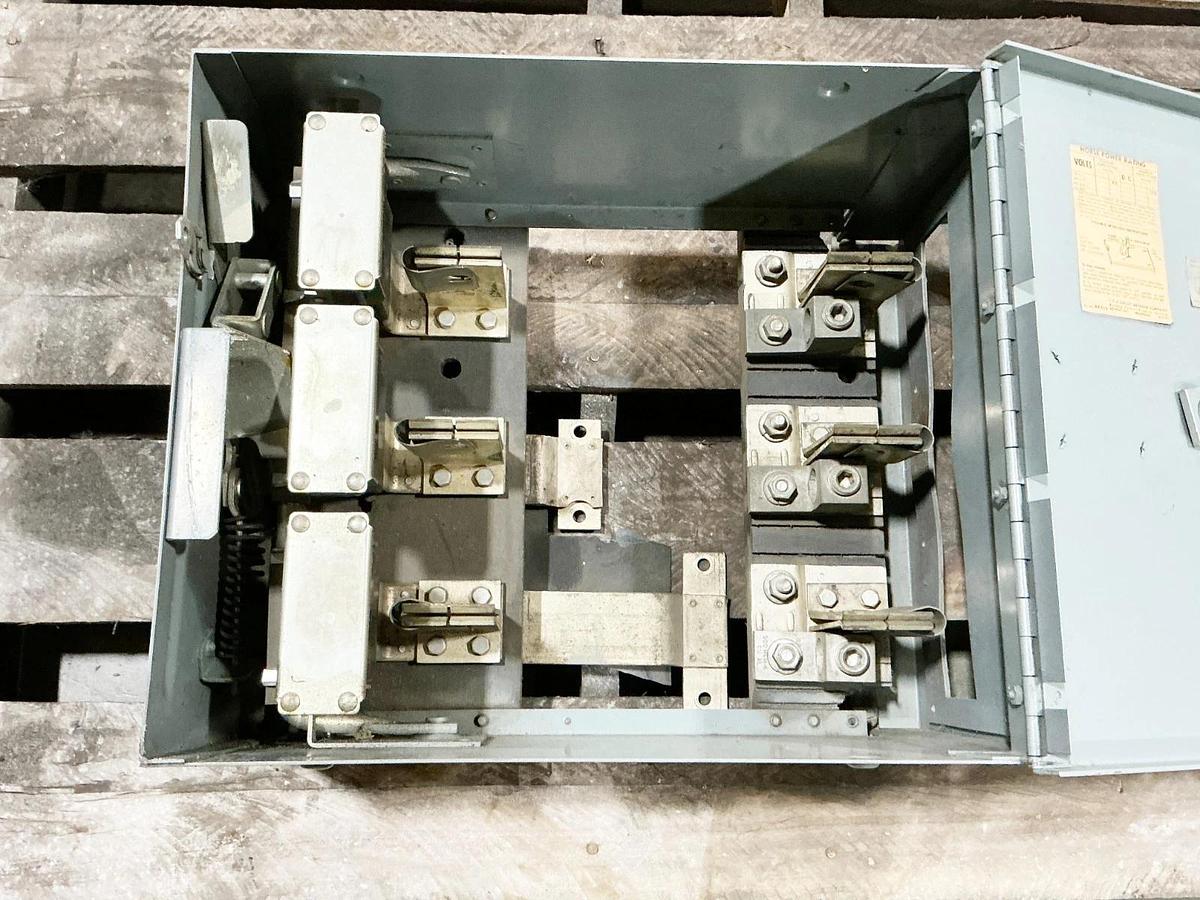 Used Siemens V7H3605 Panel Mount Switch 400A 3 Pole 100HP Max