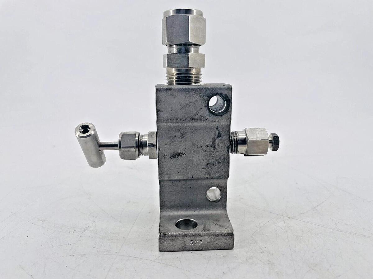 Used Swagelok SS-V2BF8-FL-G-SG-TR Instrument Manifold .125in
