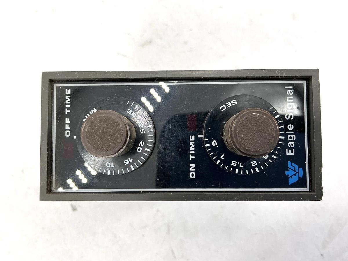 Used Eagle Signal DA1910A3 Repeat Cycle Timer 0.5sec-30min 8-Pin 120VAC 50/60HZ