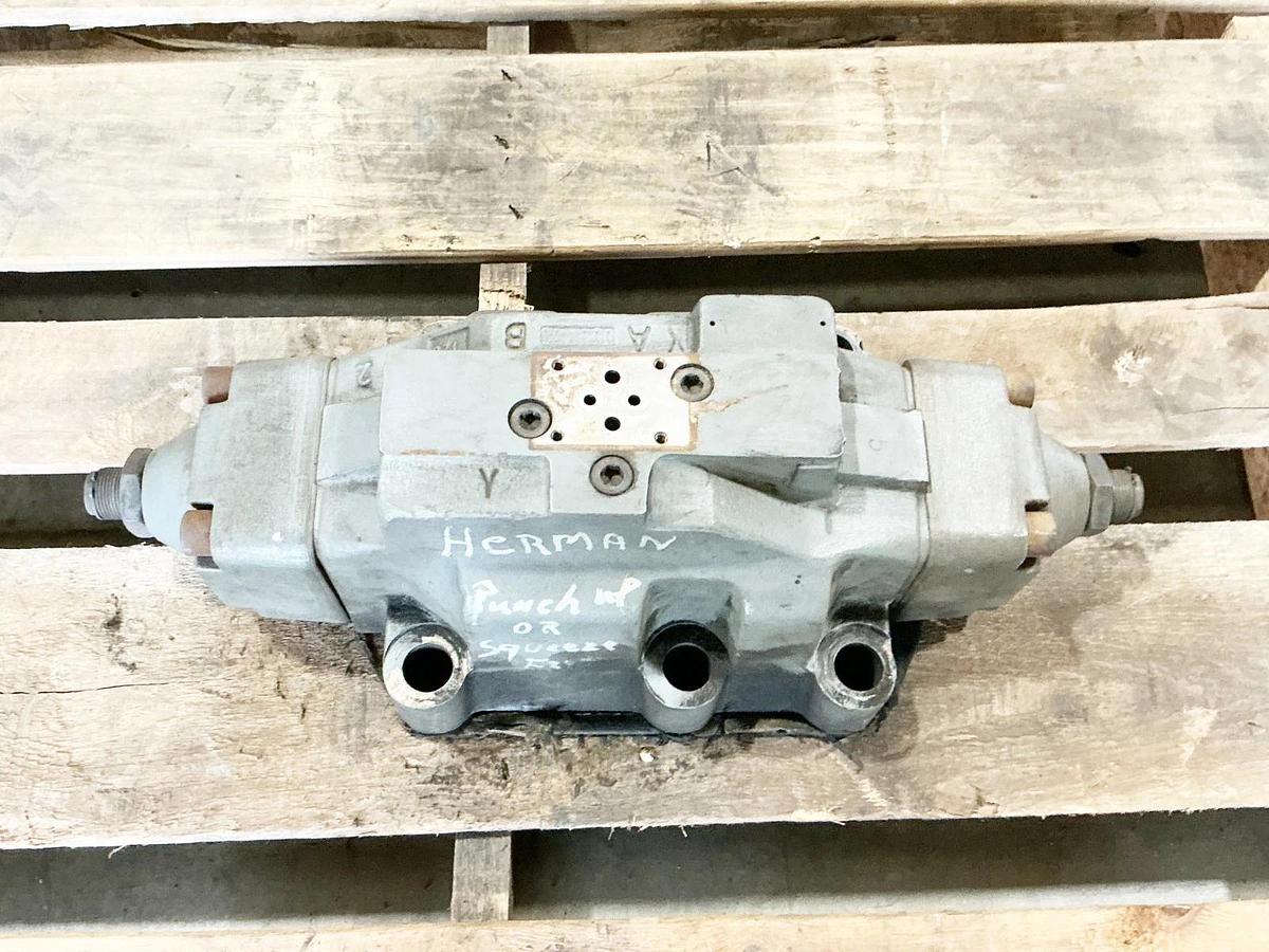 Used Rexroth 4WEH32HZ-50/6AW120-60NET Pilot Valve 4WE6D51/AW120-60NDL/V/5