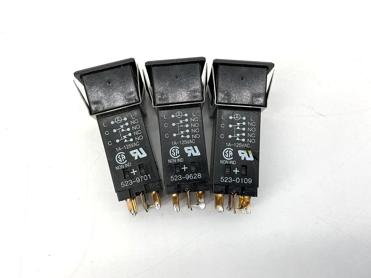 Used Lot of 3 Dialight 554-2221-311 Illuminated Pushbutton Lamp Holder 8Pin 1A 125VAC