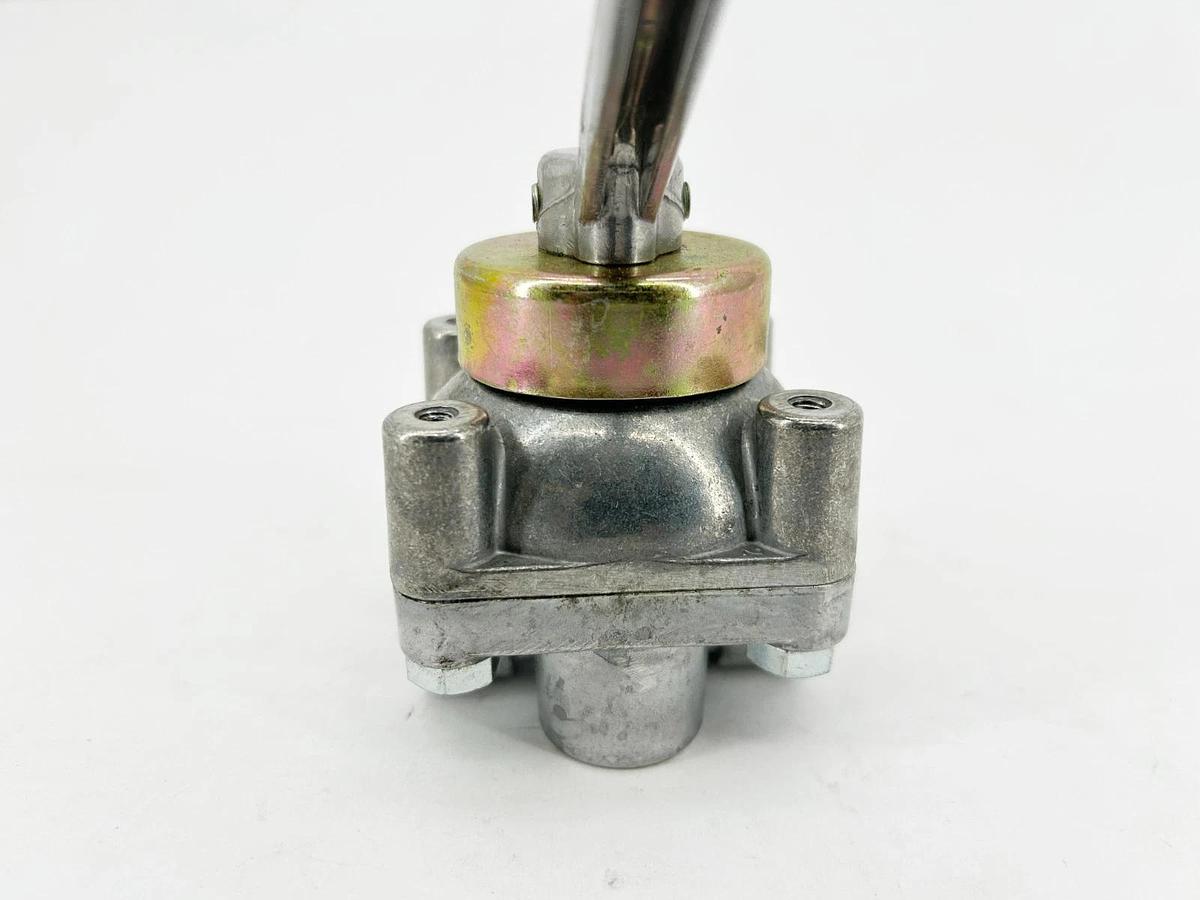 New Barksdale 9022-MC Shear-Seal Directional Control Valve 3/8" NPT - No Box