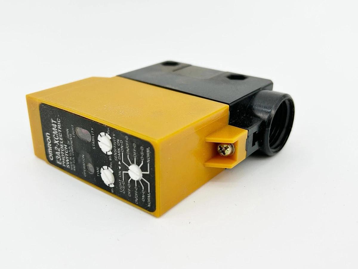 New Omron E3A2-XCM4T Photoelectric Sensor Fiber Optic 240VDC
