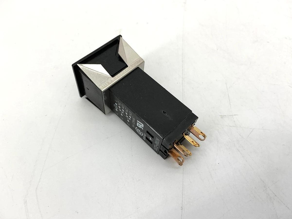New Dialight 554-2231-311 Panel Mount Pushbutton Switch 8-Pin 1A 125VAC No Box