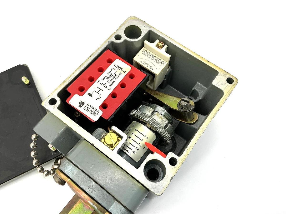 New Square D 9012GAW-2 Ser C Pressure Switch 1-40PSIG 600VAC 9012GAW2 - No Box