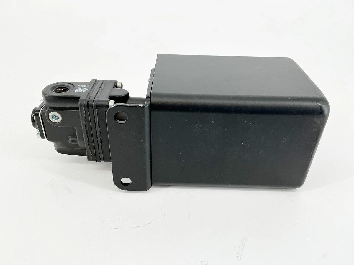 New Fairchild 24CC30160800 Motor Set Precision Regulator 250PSI EB-16033-30252