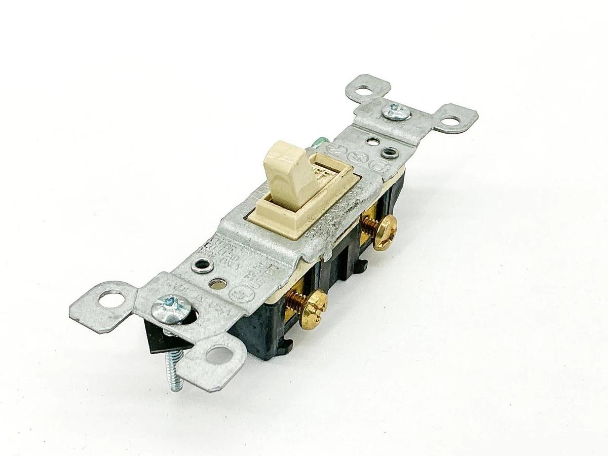 New Lot of 6 Leviton 1451-2I Toggle Switch 15A 120V Grounding - No Box