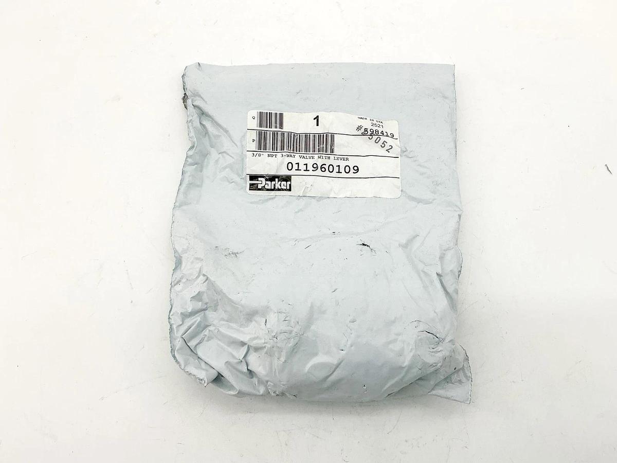 New Parker 011960109 3/8" 3-Way Control Valve With Lever - Sealed