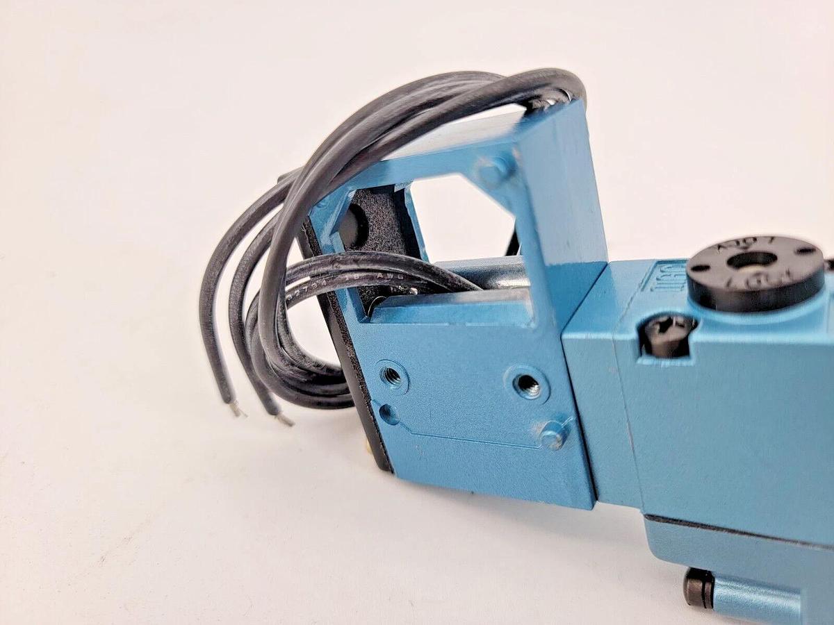 New Mac Valves 132B-111MA Solenoid Valve 3-NC 110/50 120/60 6.8W