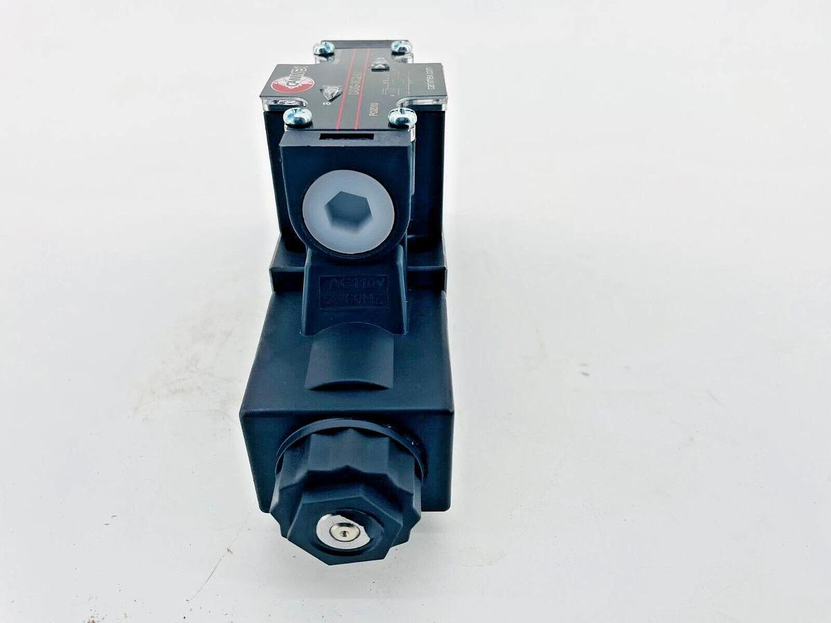New Hystar Canimex DSG-3C2-01-A110 Solenoid Valve DSG-3CS-01 FACTORY BOX