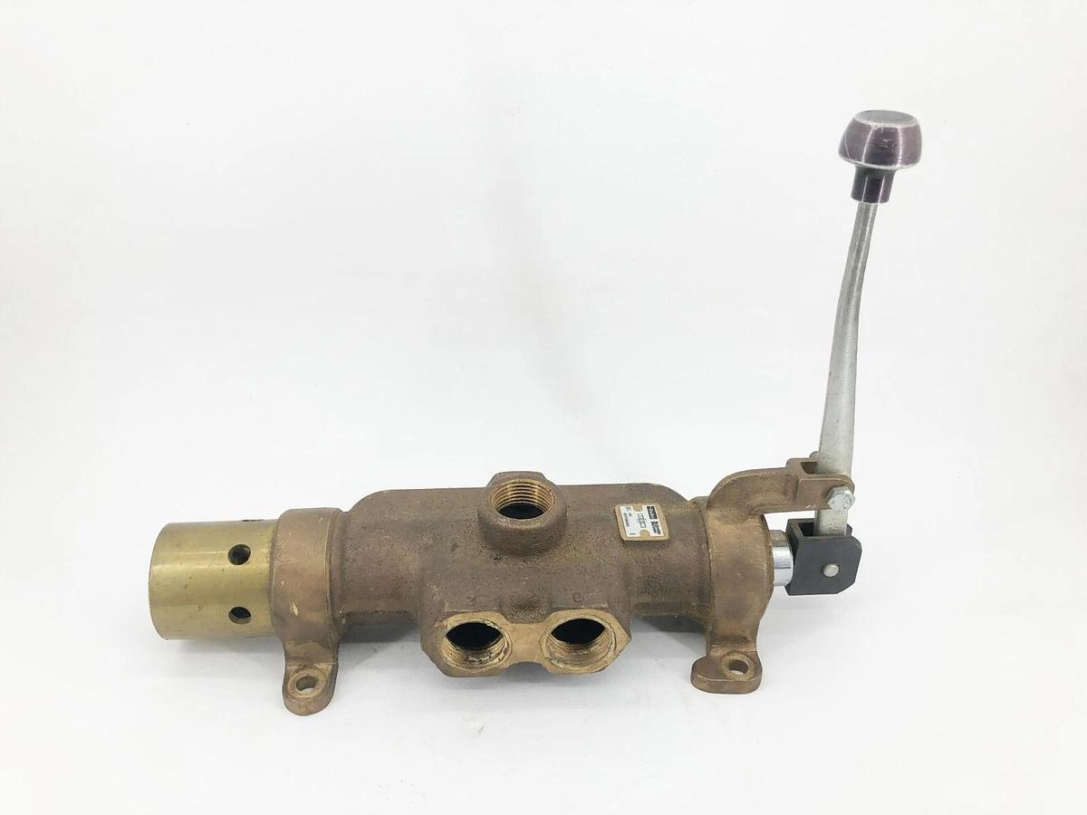 Used Parker M07484943 Manually Operated Directional Control Valve 200psig 1" NPT