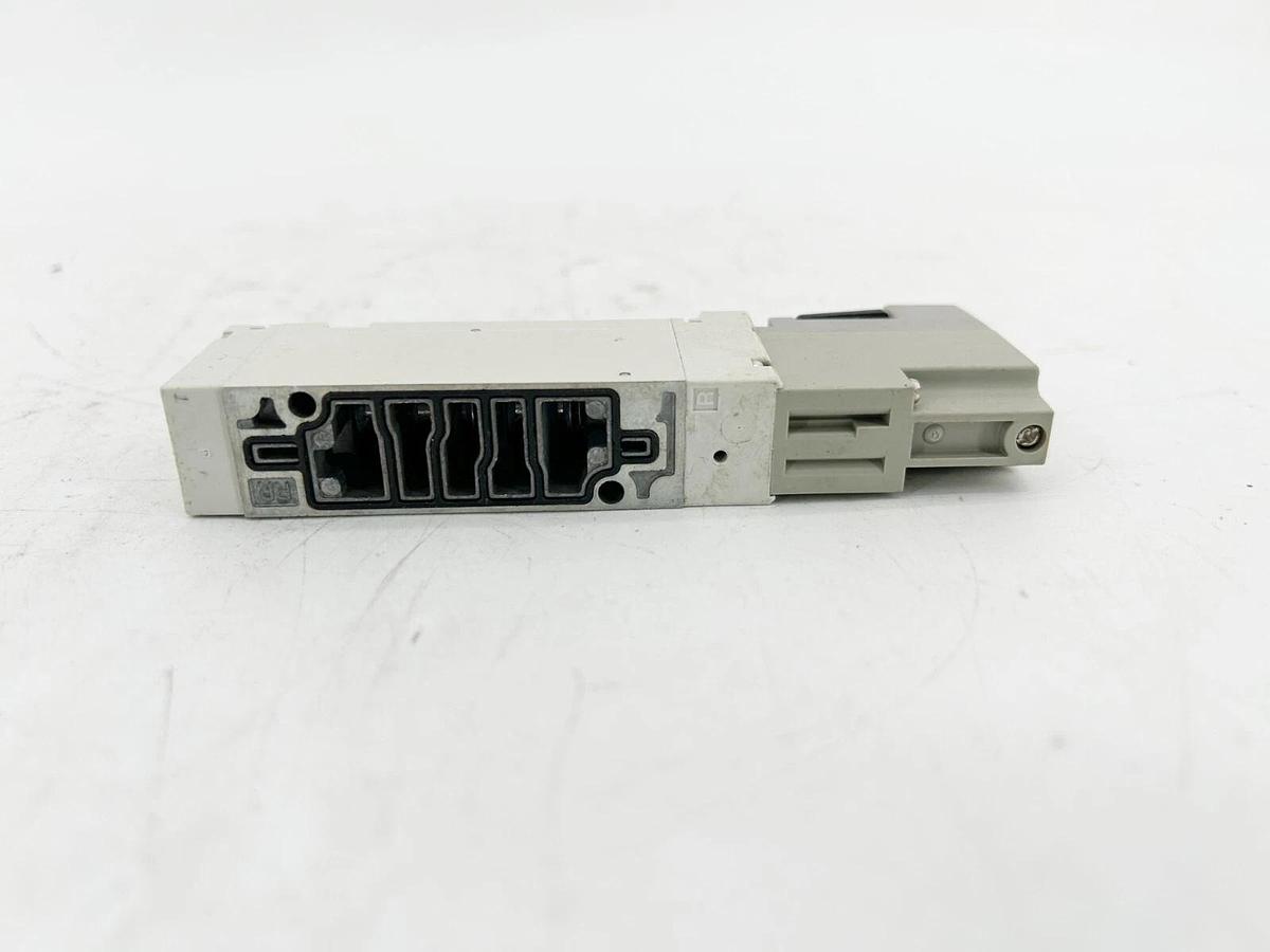 New SMC VQZ3151R-3Y01 Pneumatic Solenoid Valve