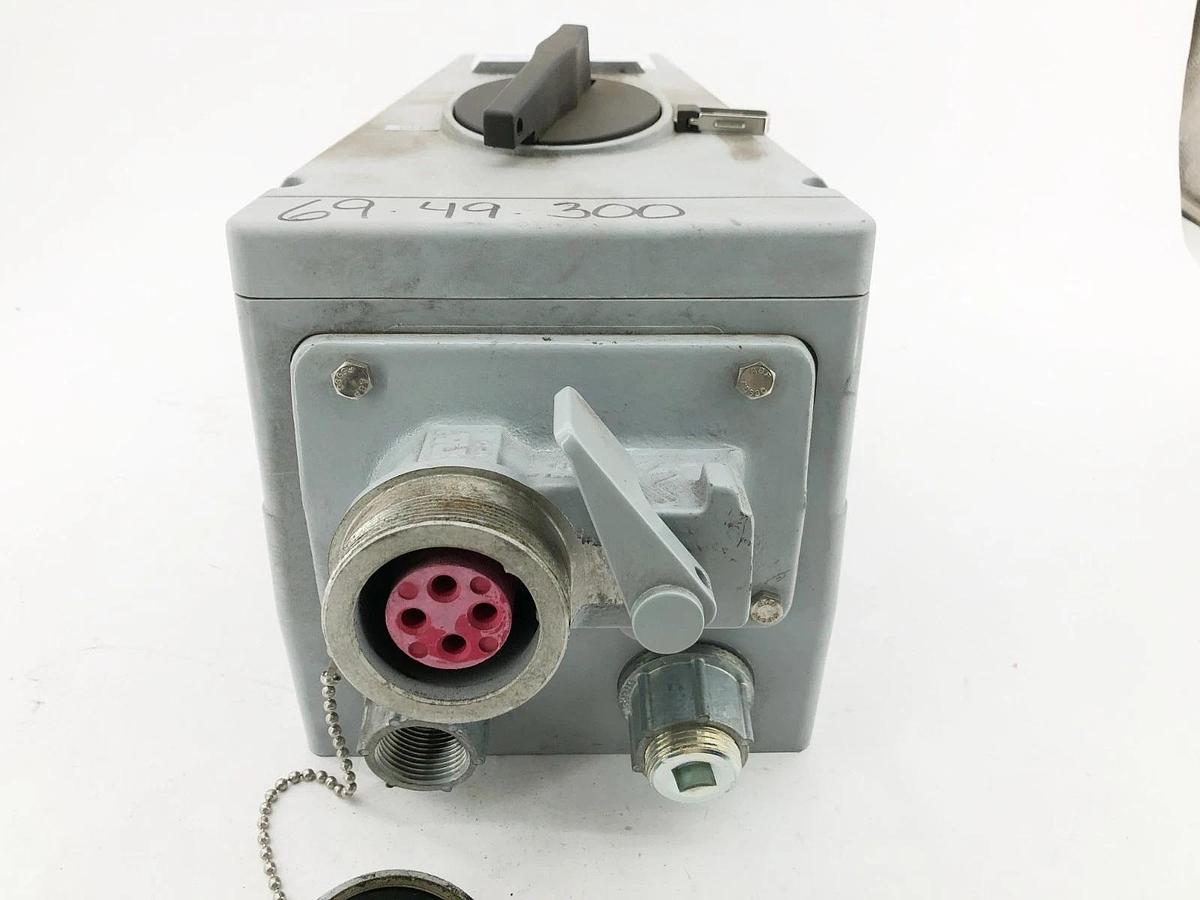 Used Eaton Crouse-Hinds CSR33542 Interlocked Arktite Receptacle (For Parts Only)
