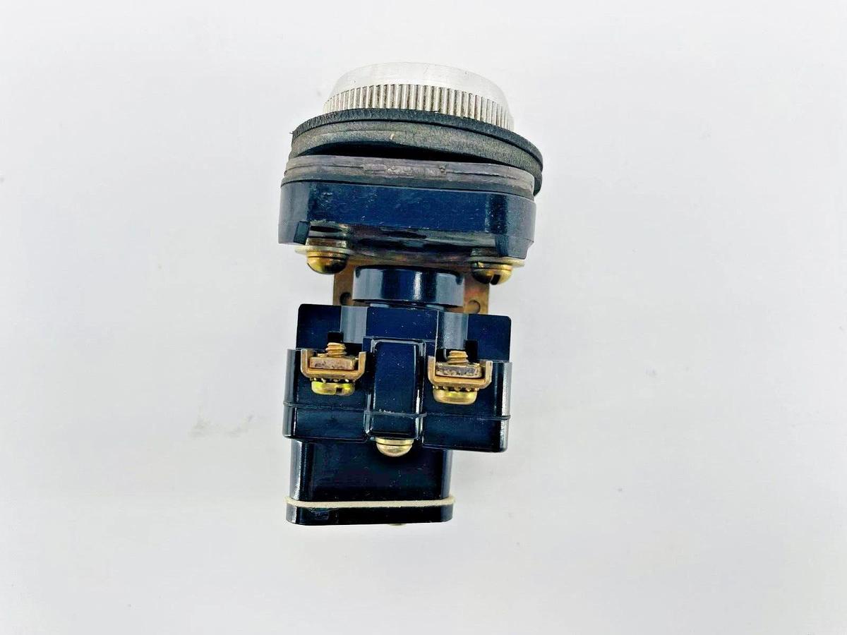 New Allen Bradley 800T-XT Contact Block w/ 800T-A9 Push Button Yellow