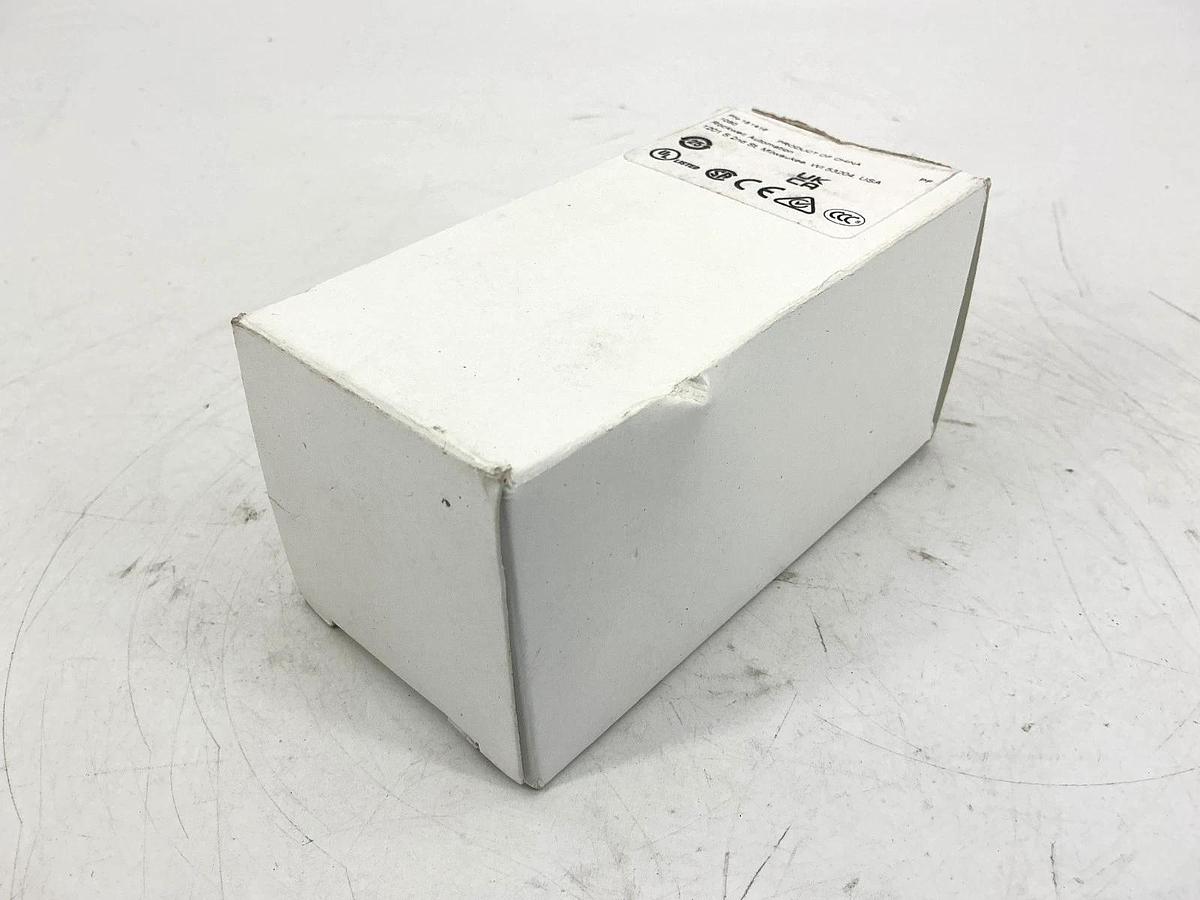 New Allen Bradley 800T-2JRH17KB7AX Ser V Selector Switch 3Pos Red LED 12-130V