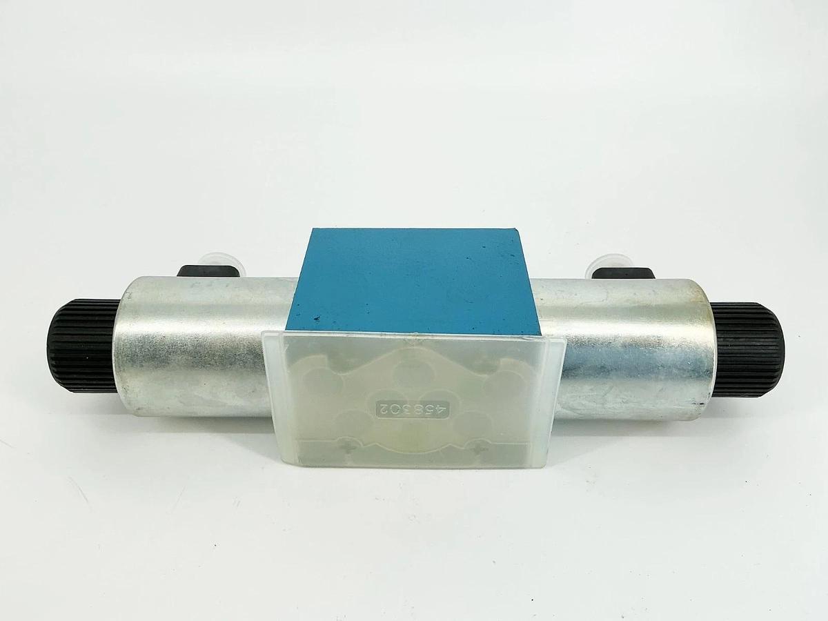 New Vickers DG4V-5-6CJ-M-U-H6-20 Solenoid Valve 24VDC 38W - No Box