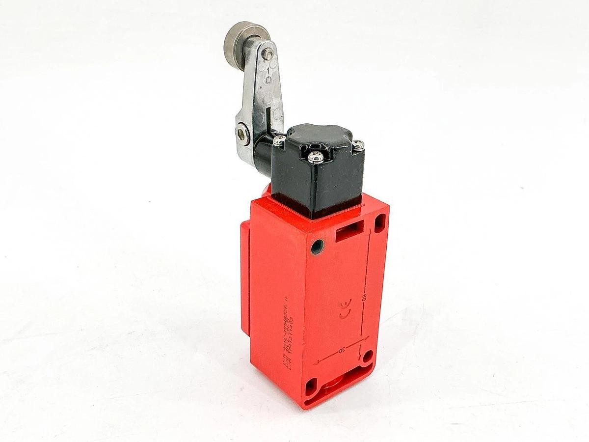 New Allen Bradley 440P-MMHB22B Guard Master Limit Switch 240V SerA