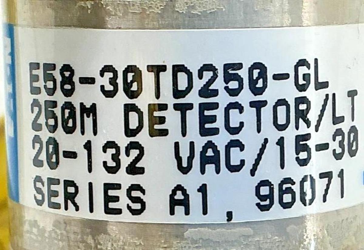 New Eaton Cutler-Hammer E58-30TD250-GL Ser A1 Photoelectric Sensor 132VAC 30VDC