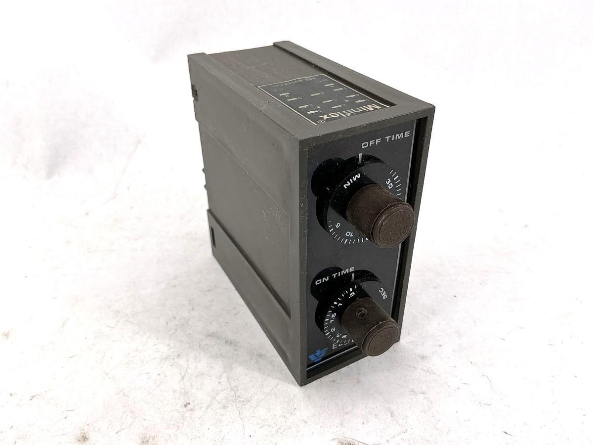 Used Eagle Signal DA1910A3 Repeat Cycle Timer 0.5sec-30min 8-Pin 120VAC 50/60HZ