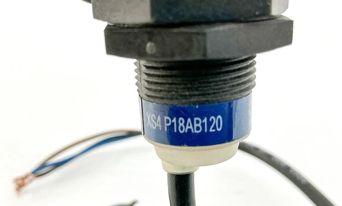 New Telemecanique XS4P18AB120 Inductive Proximity Sensor 12-24V 20mA - No Box