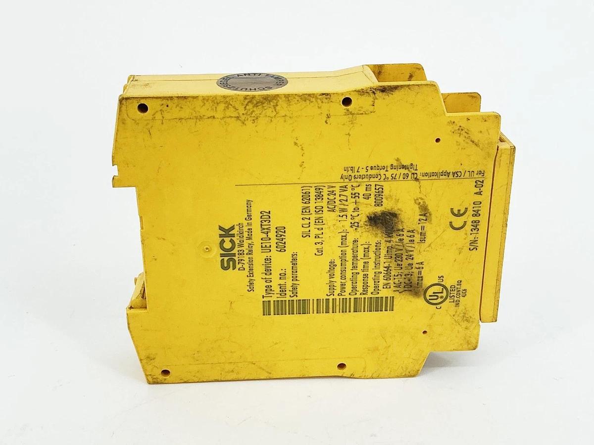 Used Sick UE10-4XT3D2 Safety Extension Relay 1.5W 2.7VA2 24V
