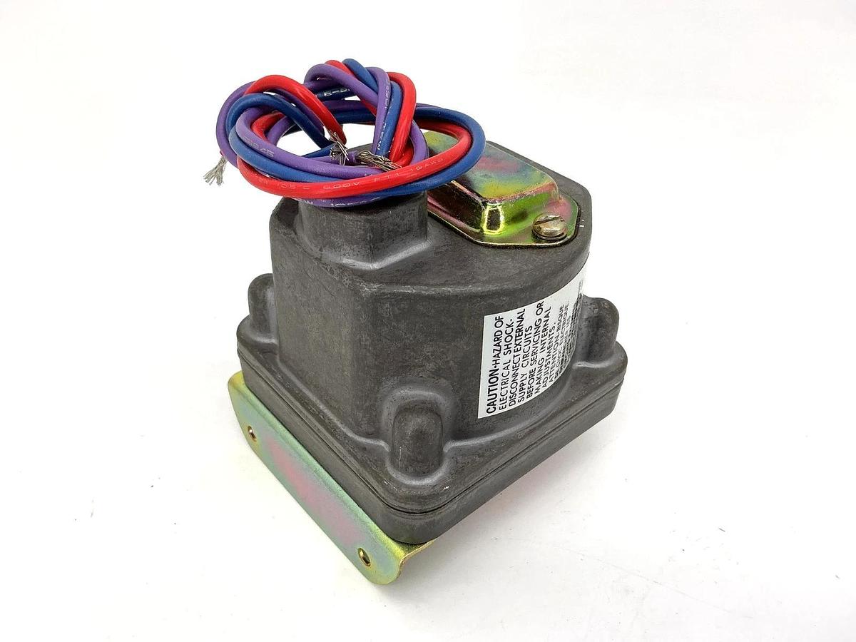 New Barksdale D1H-A80SS Pressure or Vacuum Actuated Switch Adj Range 0.5-80PSI