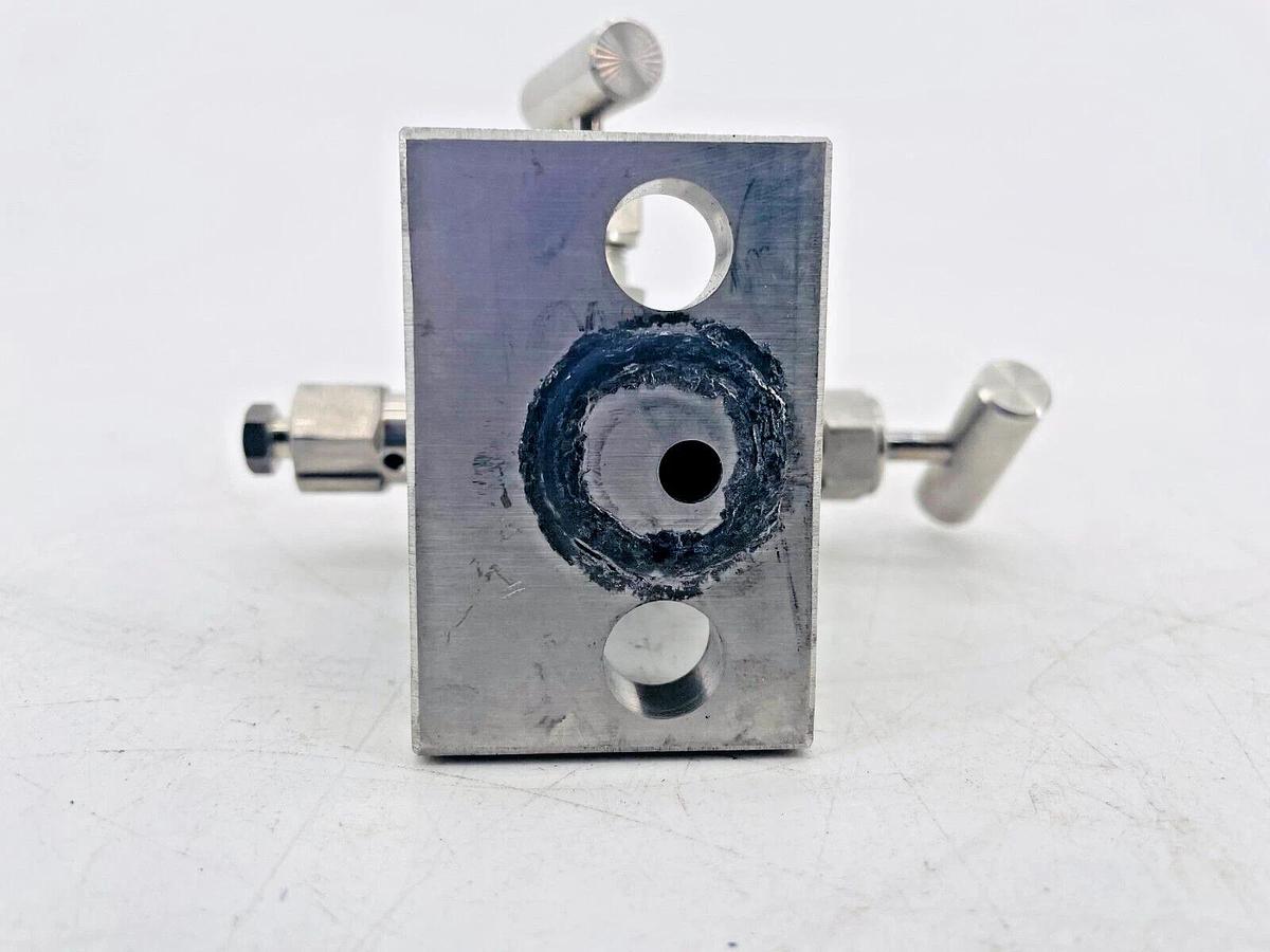 Used Swagelok SS-V2BF8-FL-G-SG-TR Instrument Manifold .125in