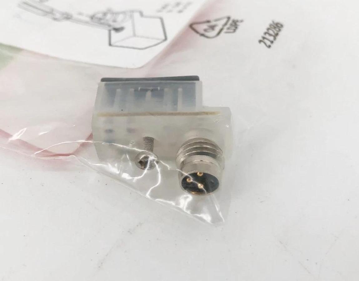 Lot of 2 New Festo VAVE-C8-1R8 Solenoid Valve Adapter 571686 P413