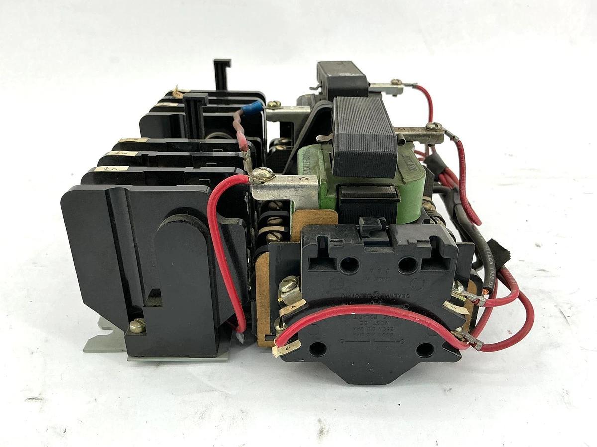 Used General Electric CR209C002AKA Magnetic 2-Speed Controller 110/120V 50/60HZ CR209