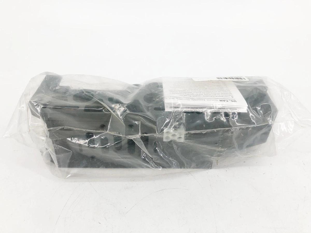 New Numatics 239-648 Manifold Block 1/2" NPT S/B Plug-In Ports