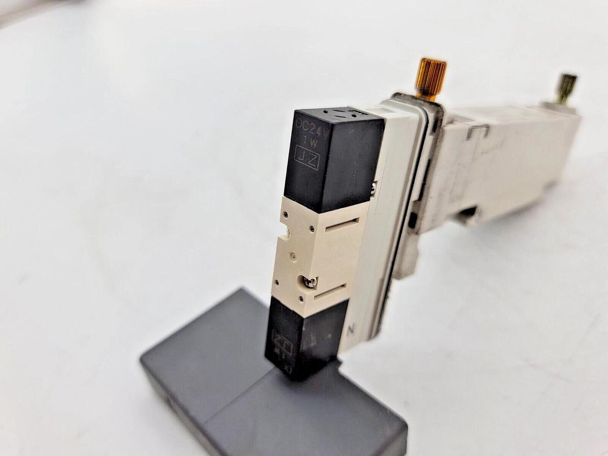 Used SMC VQC2301N-5C Solenoid Valve 24VDC 3Pos Closed Center