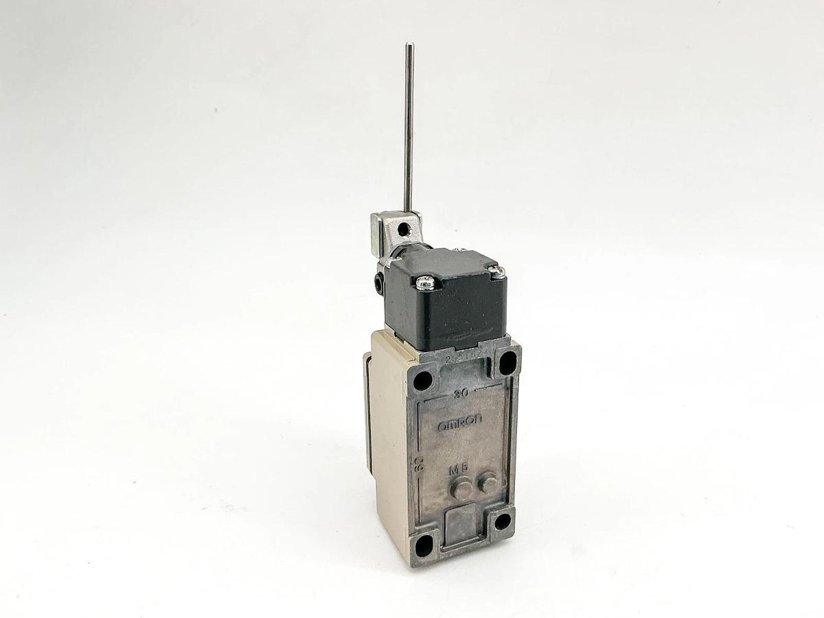 New Omron D4B-4117N Limit Switch 400V 2A 5187 - No Box