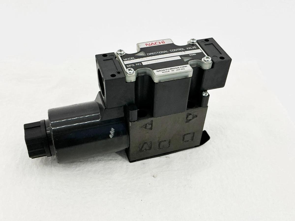 New Nachi SS-G01-A3X-R-D2-E31 Directional Control Valve W/ Light 5075PSI No Box