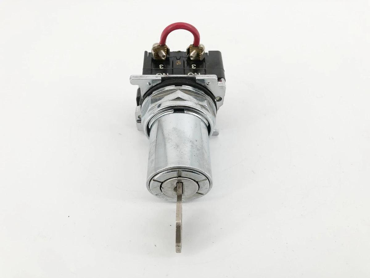 New Cutler Hammer 10250T/9100T Keyed Selector Switch 3-Pos. Maintained - No Box