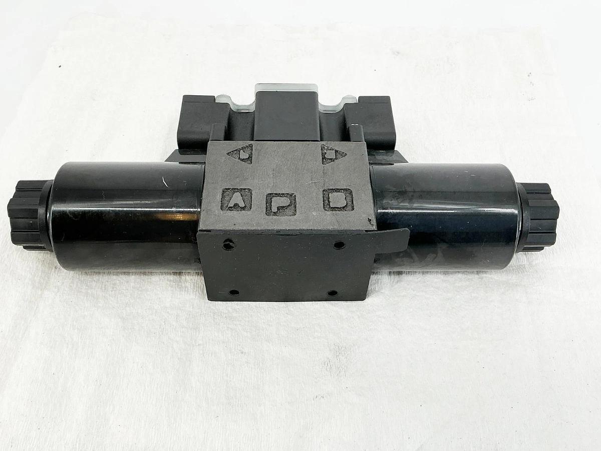 New Nachi SS-G01-E3X-R-D2-E31 Directional COntrol Valve 24VDC 5075PSI DO3 6Y0