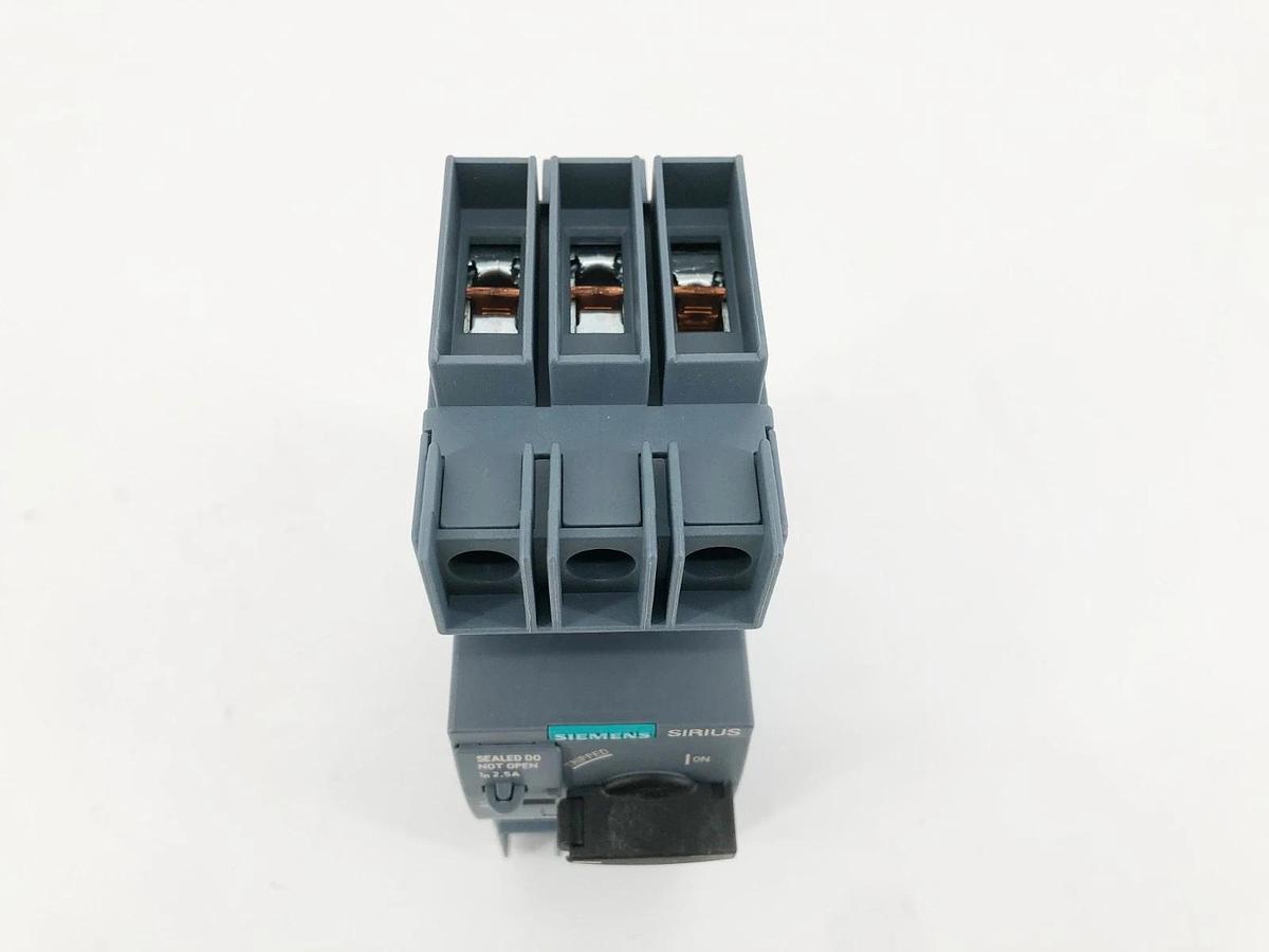 New Siemens 3RV2811-1CD10 Circuit Breaker 690VAC 3 Pole 2.5A