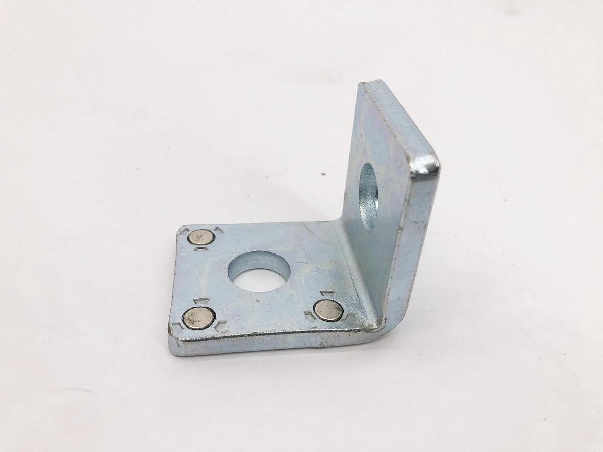 Box of 50 New Thomas & Betts AB202M-EG Magnetic Angle Fittings 90 Deg.
