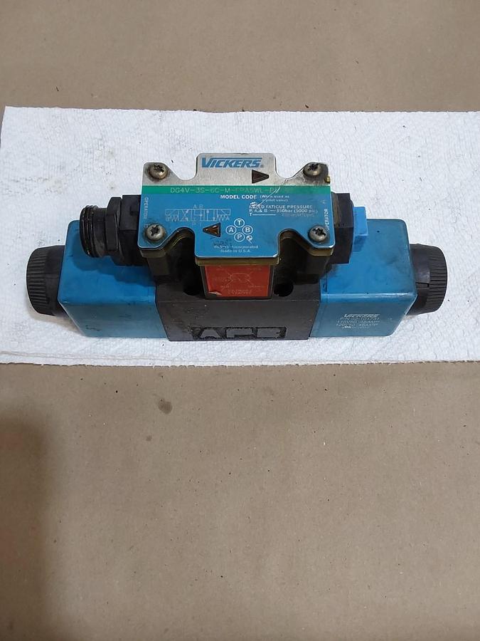 Used Vickers DG4V-3-0B-M-U-H7-60 Directional Control Valve 24VDC 859160