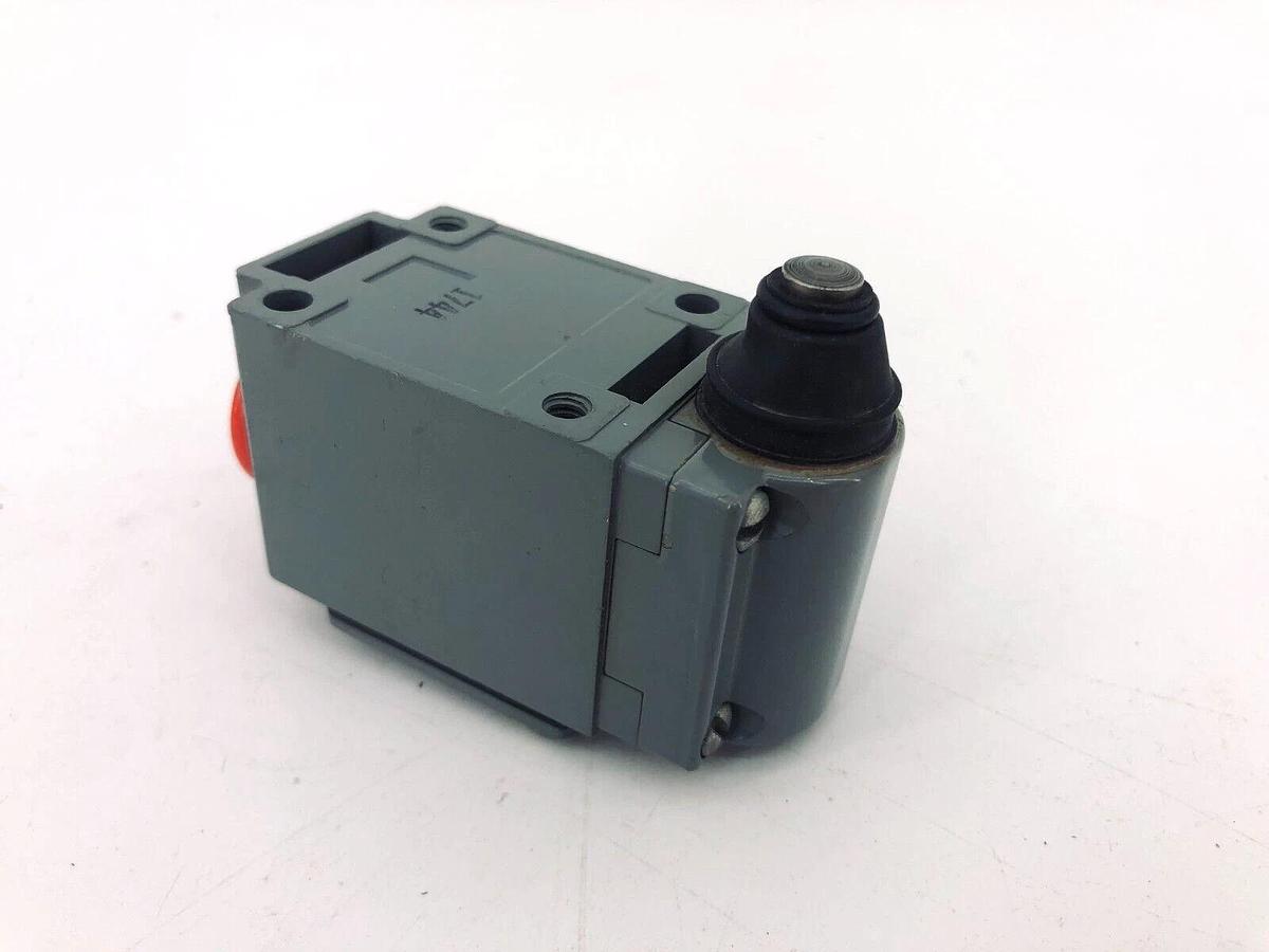 Square D 9007-B51G Limit Switch 10A 600V 1/2in Thread