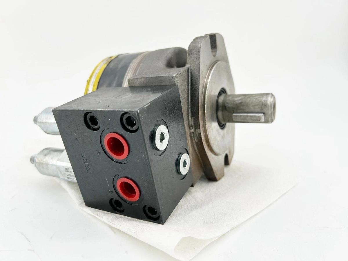 New Parker 110A-071-AM0-R1 Hydraulic Low Speed Motor 1" Key 2B Man W/VCR No Box