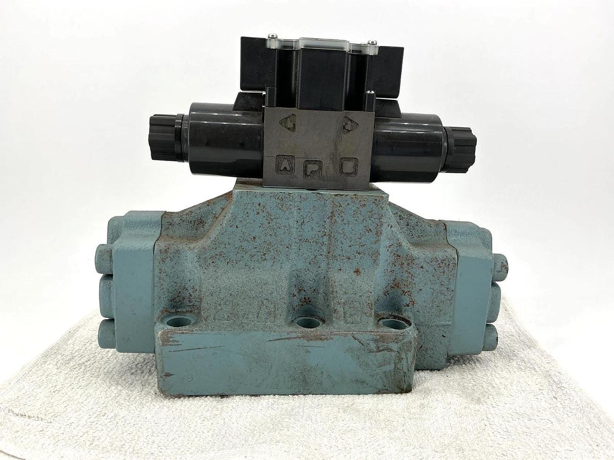 Used Nachi DSS-G06-C6-AR-C115-E22 Solenoid Directional Control Valve 4-Way