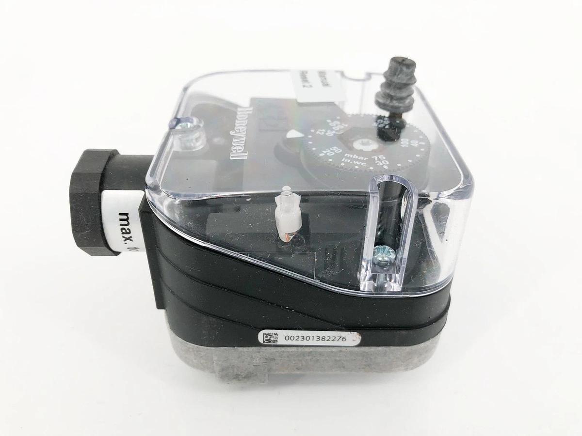 New Honeywell DG 150NT-22N Pressure Switch 1/4''NPT 12-60'' W.C. 84447982 No Box